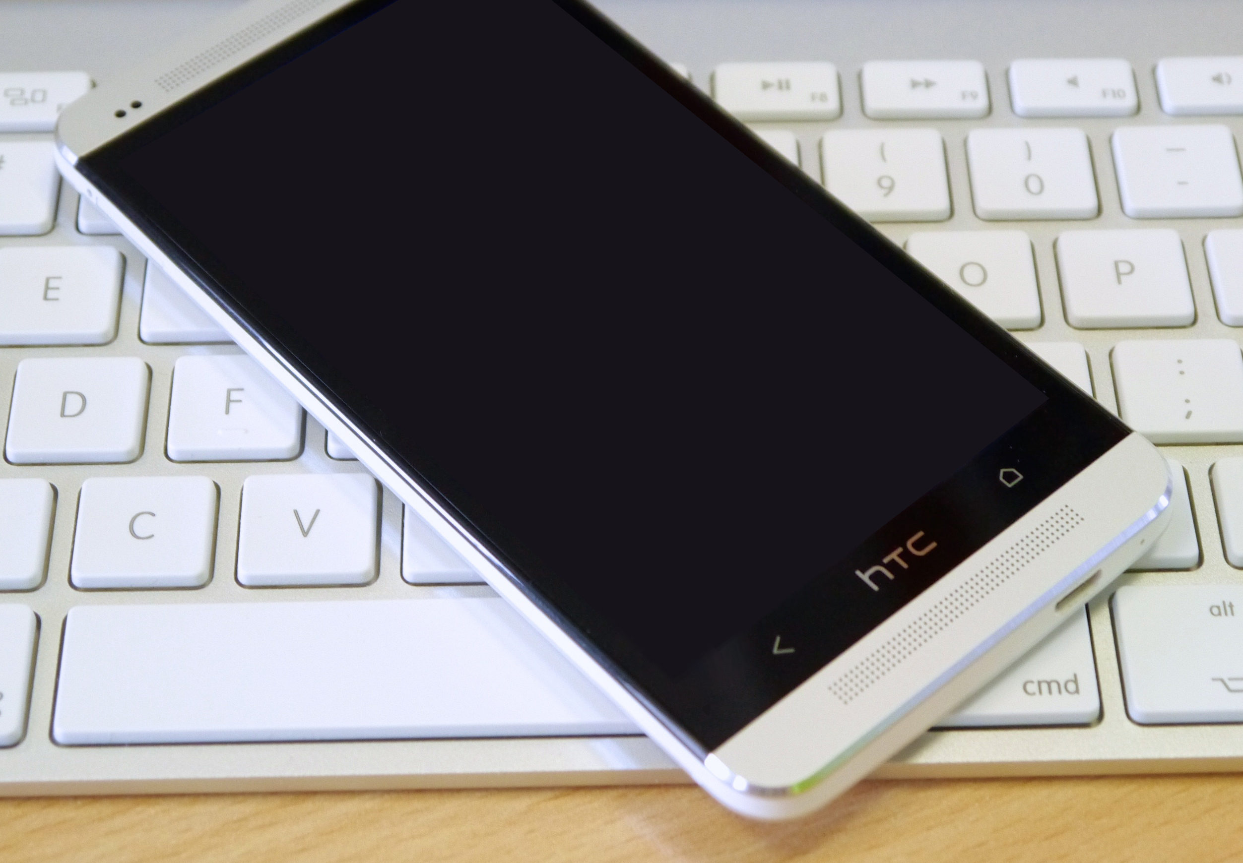 Sửa điện thoại HTC One M7 mất nguồn: Cần tìm địa chỉ có kỹ thuật tay nghề cao.