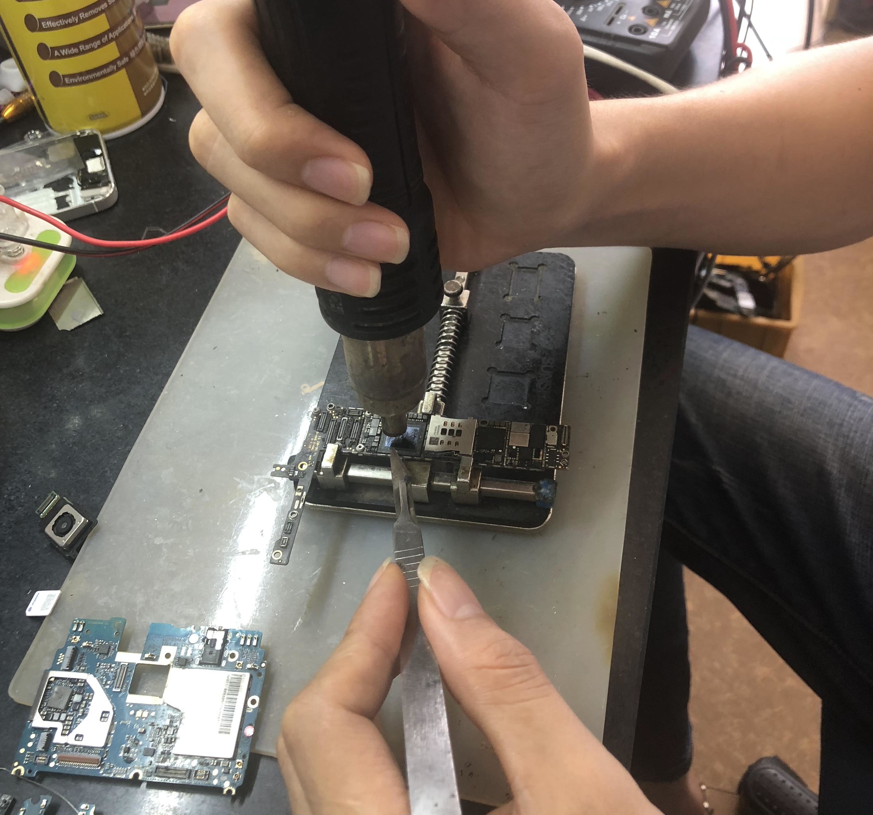 Kỹ thuật viên đang tiến hành thay chân sạc Xiaomi Mi 2 cho khách hàng.
