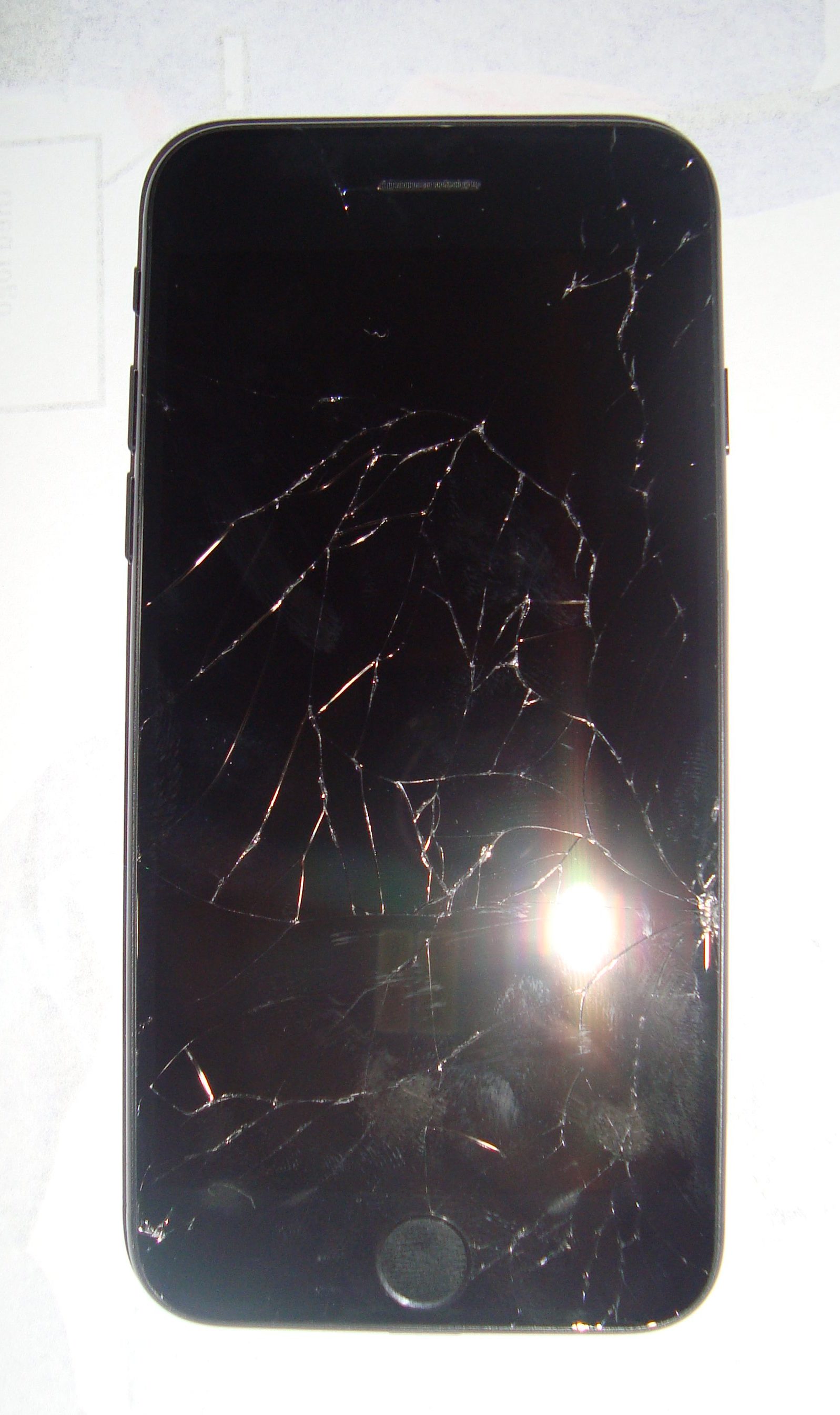 Trường hợp iPhone 7 rơi vỡ chết đen màn hình: Thay màn hình iPhone 7 Zin, chính hãng.