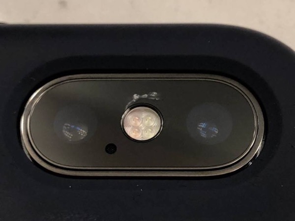 Kính camera iPhone X bị vỡ một vết nhỏ