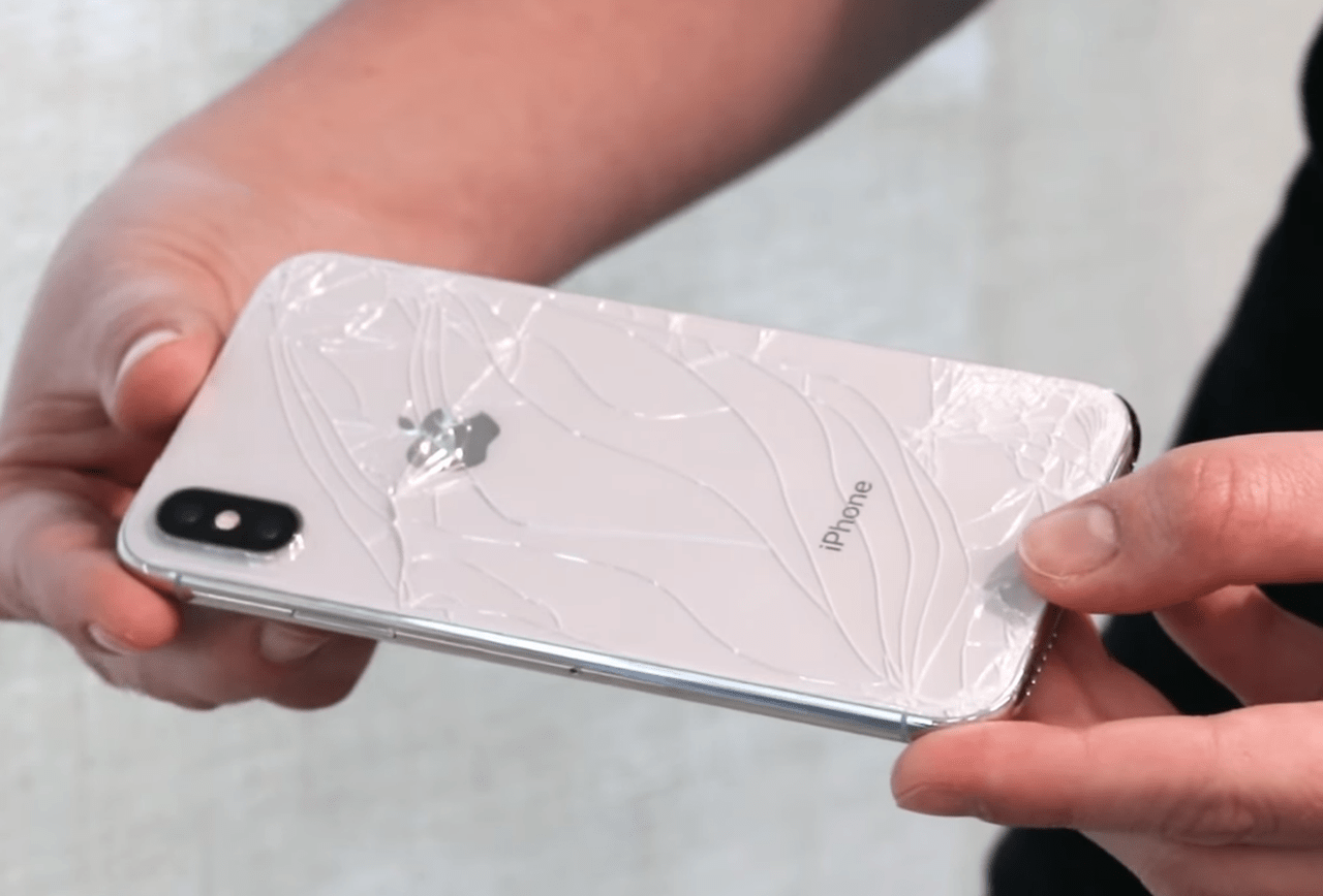 Vỡ nắp lưng iPhone XS Max do rơi rớt trong quá trình sử dụng